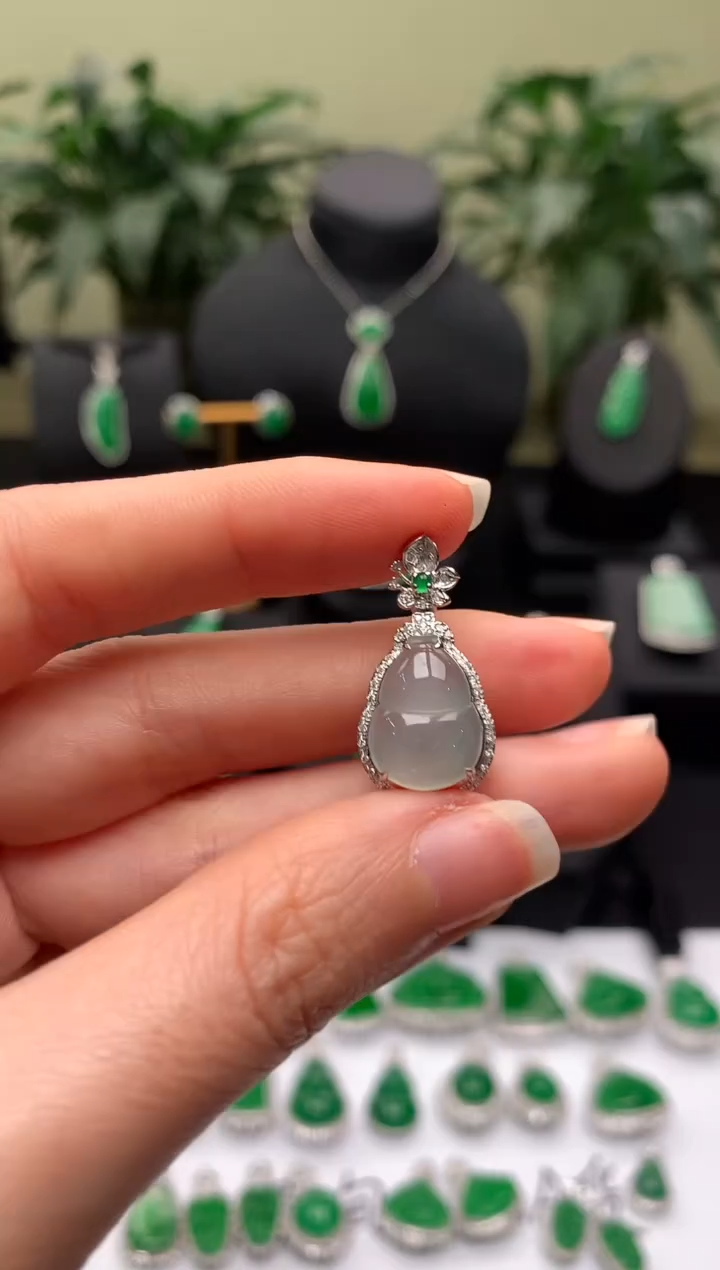 【闪购商品】翡翠颈饰18K金镶嵌葫芦