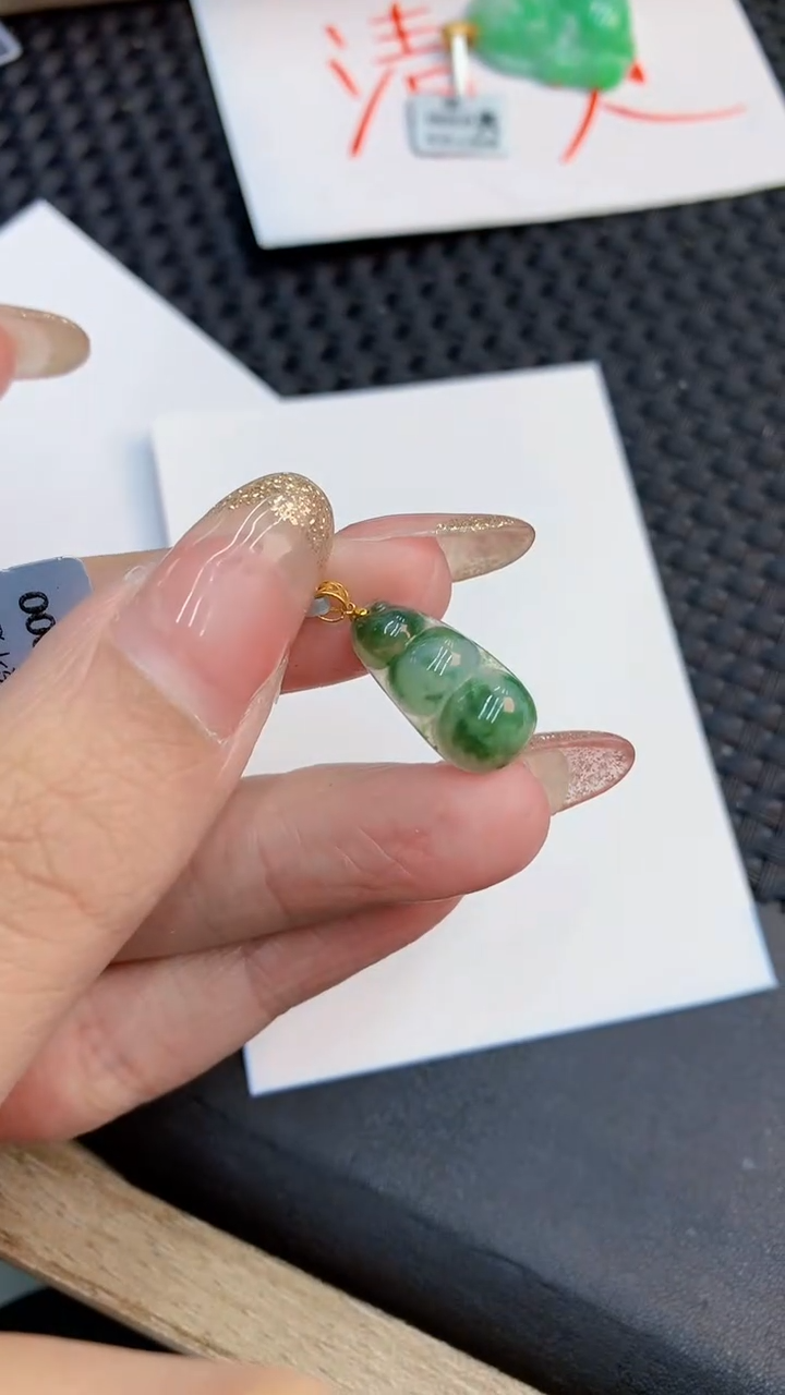 翡翠18K金镶嵌颈饰             8