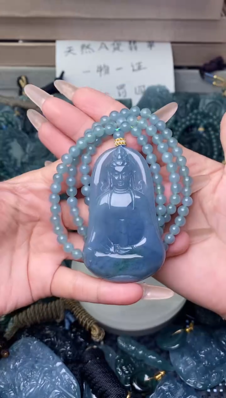 翡翠未镶嵌颈饰          