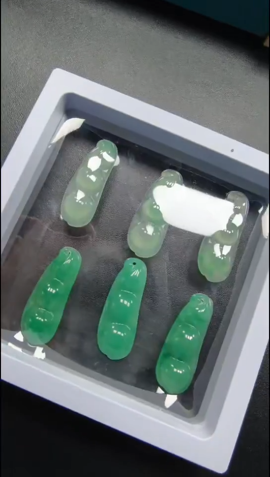 吊坠(不含链)未镶嵌石英质玉（非洲翠）非洲翠吊坠