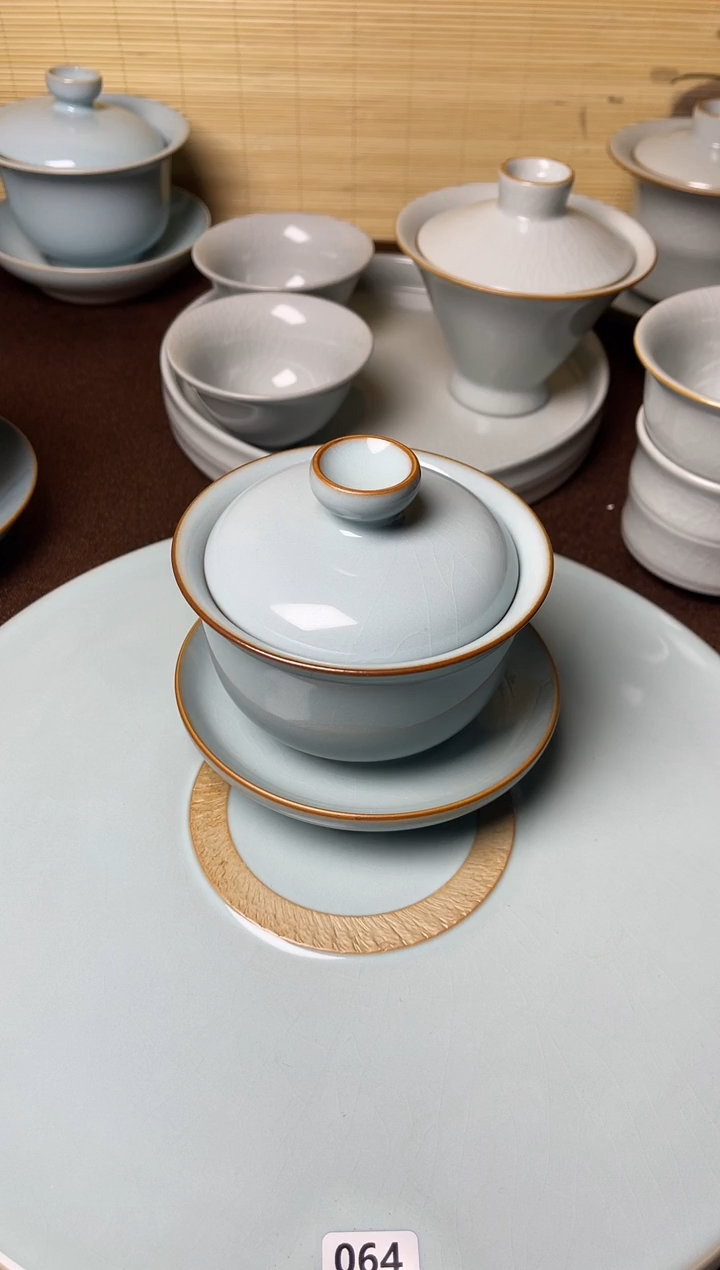 一品一价-微微瑕天青釉纯手工三才元宝盖碗