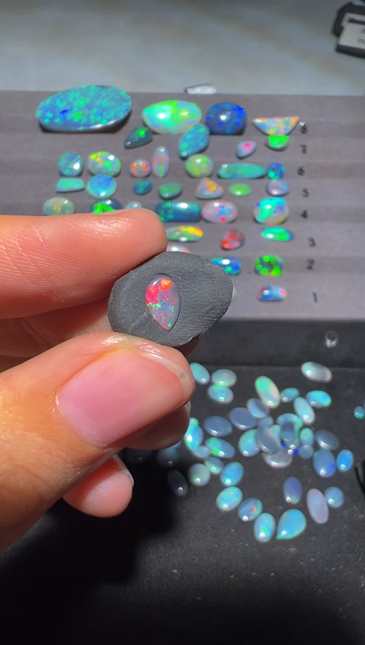 健***嘟<苏苏精选>澳洲黑澳宝  4*6  mm