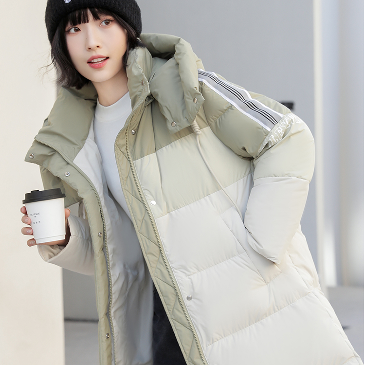 2025年秋冬新款羽绒服过膝宽松休闲拼色中长款连帽外套MZK