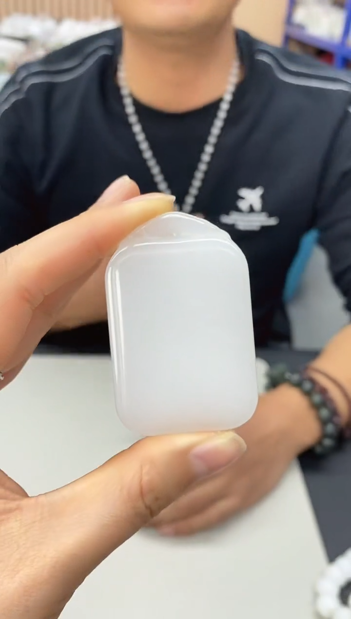 颈饰未镶嵌石英质玉（金丝玉）牌头无事牌