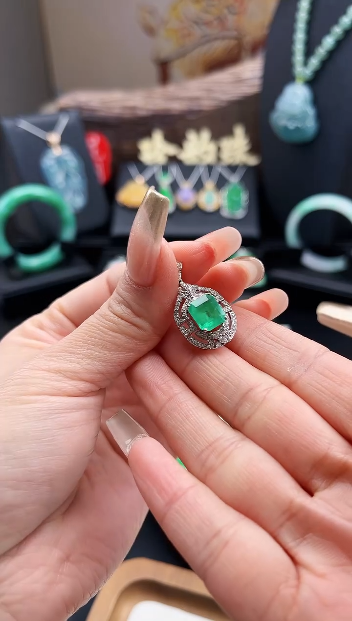 【闪购商品】祖母绿颈饰18K金镶嵌吊坠