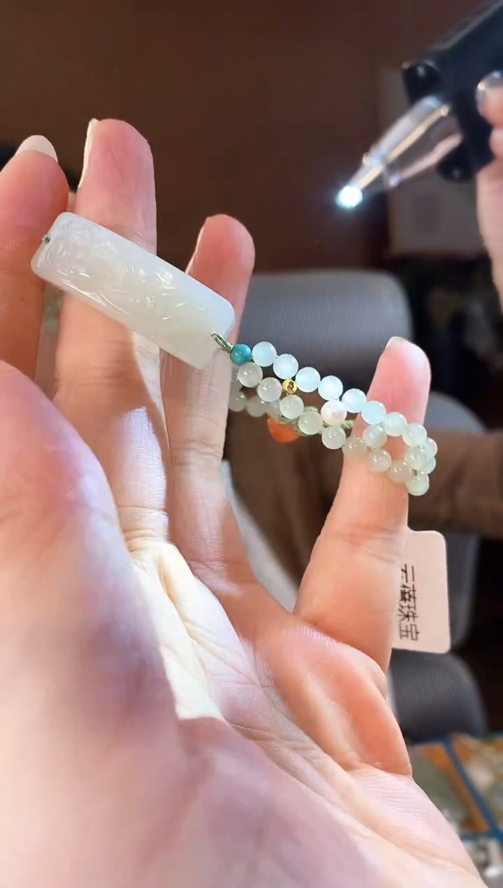 颈饰未镶嵌和田玉荷花牌和田玉手链