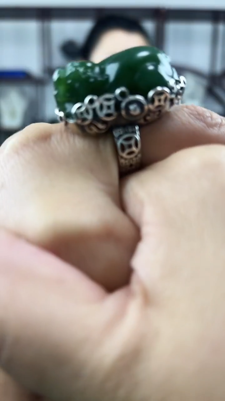 颈饰未镶嵌和田玉戒指