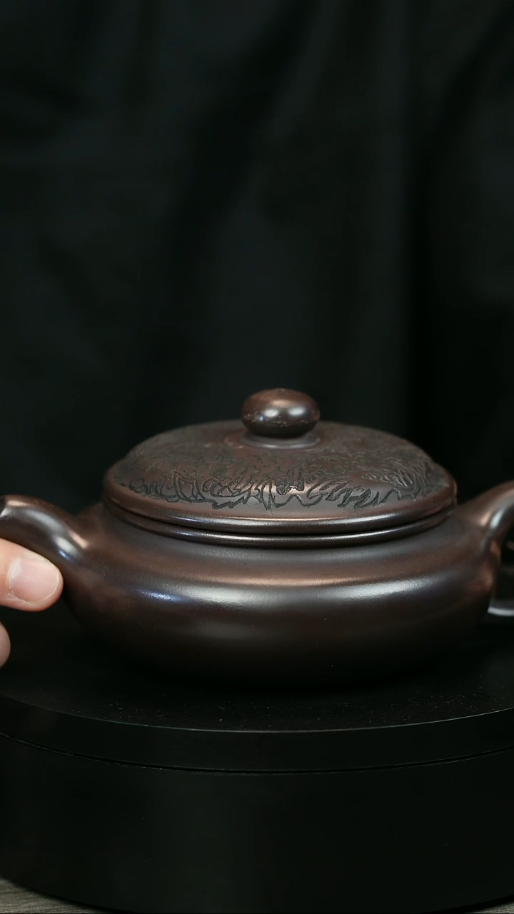 茶壶紫砂小**?H1957李传荣紫泥龙刻扁腹