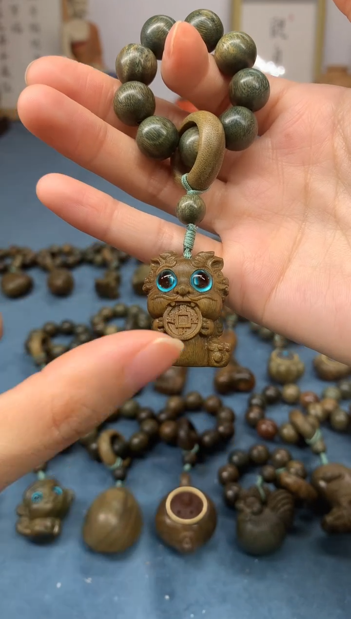 【闪购商品】维腊木（绿檀）把件吞金兽 盘玩件