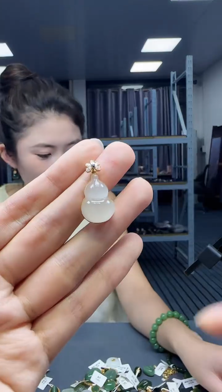 18K金镶嵌和田玉挂件1