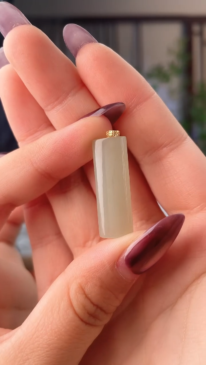 颈饰18K金镶嵌和田玉无事牌 p