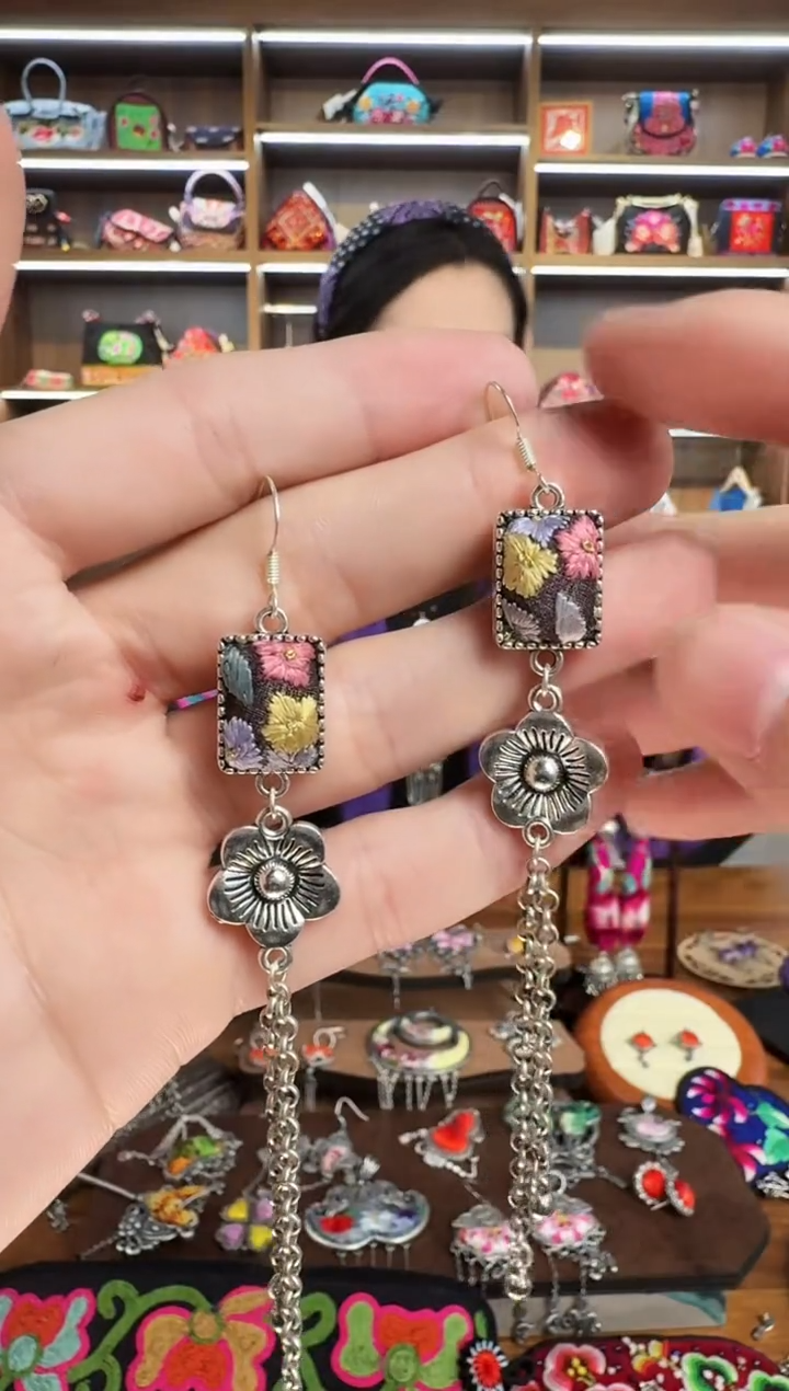 【闪购商品】织绣38蒙阿苏苗绣传承