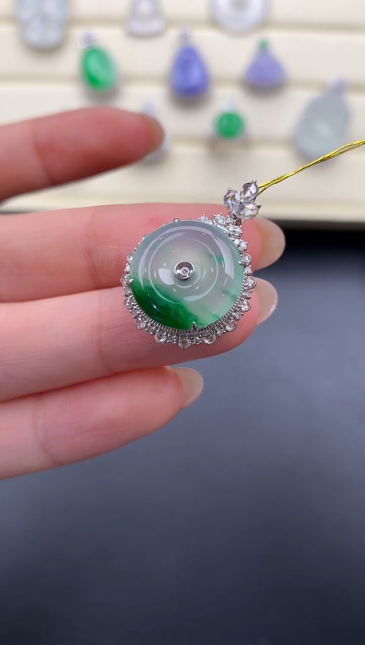 【闪购商品】翡翠颈饰18K金镶嵌Q101      