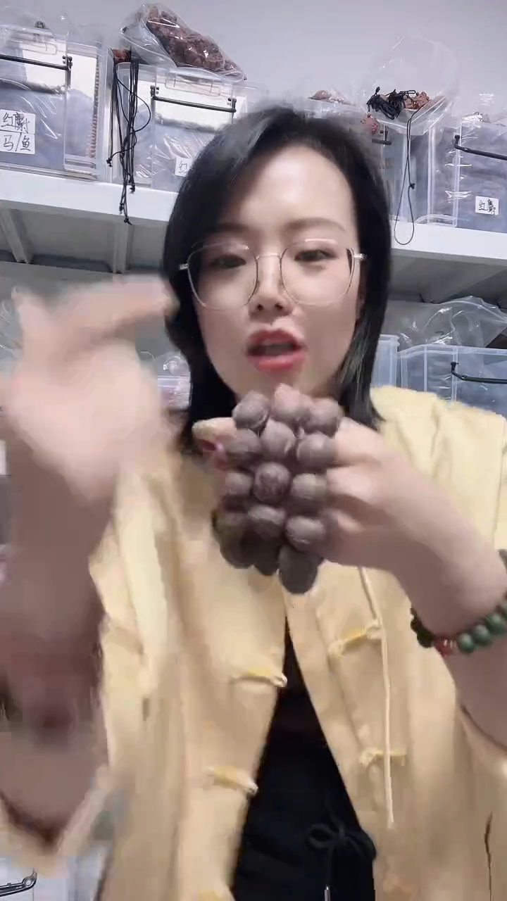 泥塑五香丸的手持