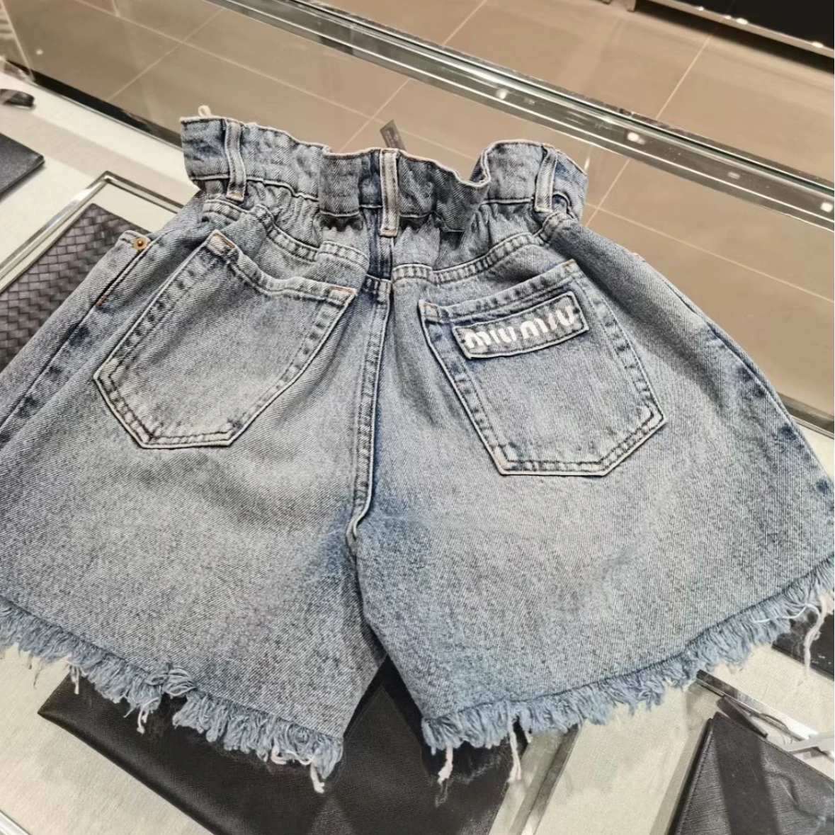 99新 MIU MIU/缪缪 短裤 26码 P225070341
