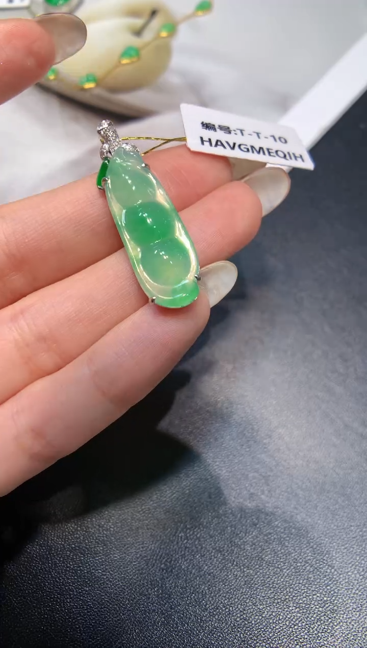 颈饰18K金镶嵌翡翠福豆