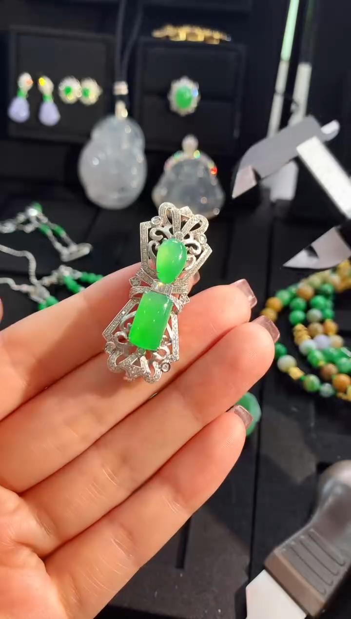 【闪购商品】翡翠颈饰18K金镶嵌吊坠