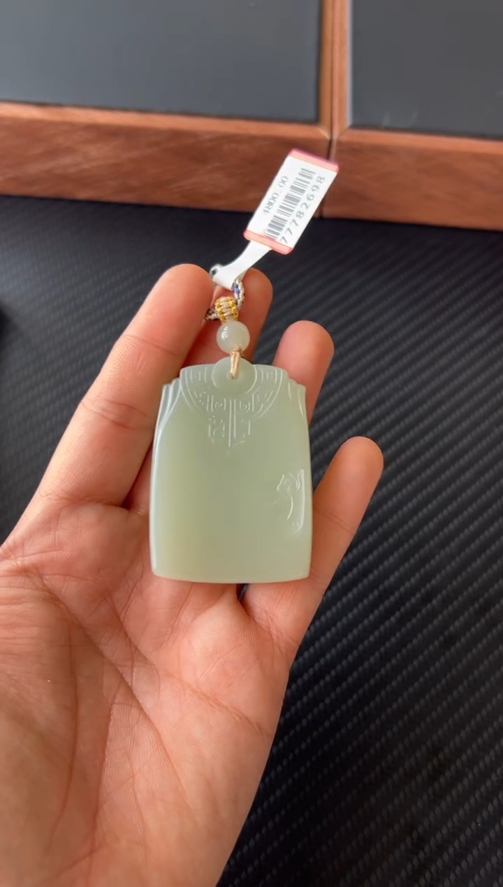 【闪购商品】和田玉吊坠(赠链)未镶嵌且末微色差迪克兰一细