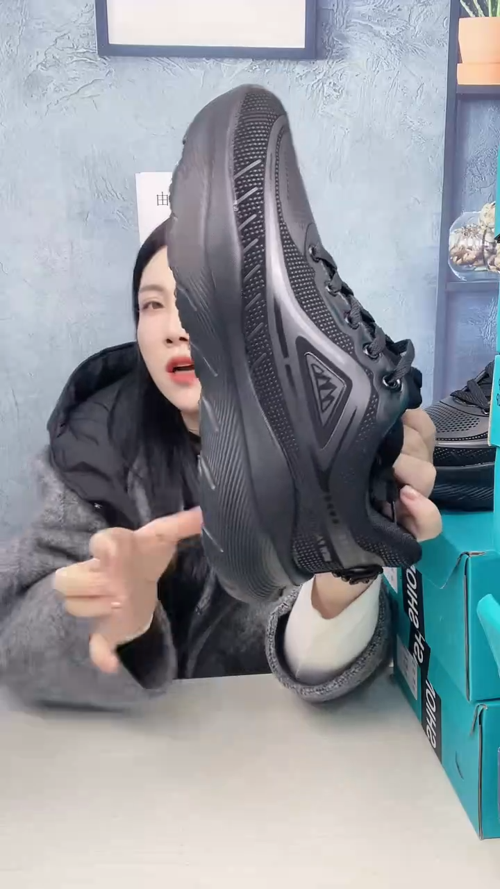 44码 全黑皮面运动鞋  捡漏