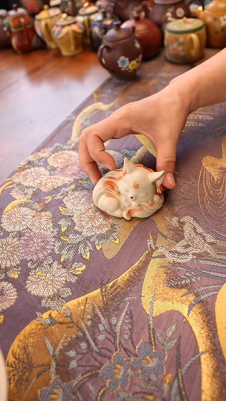 紫砂茶宠白段泥九尾狐