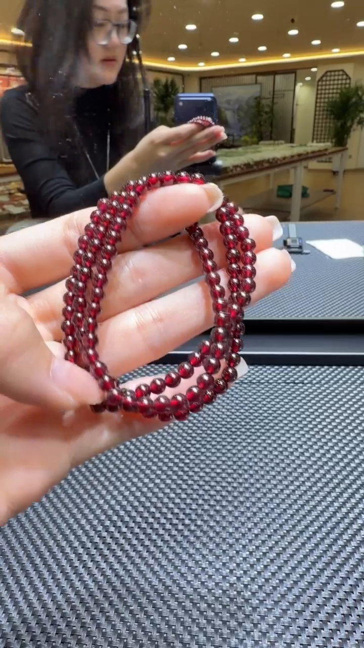 颈饰未镶嵌石榴石手串