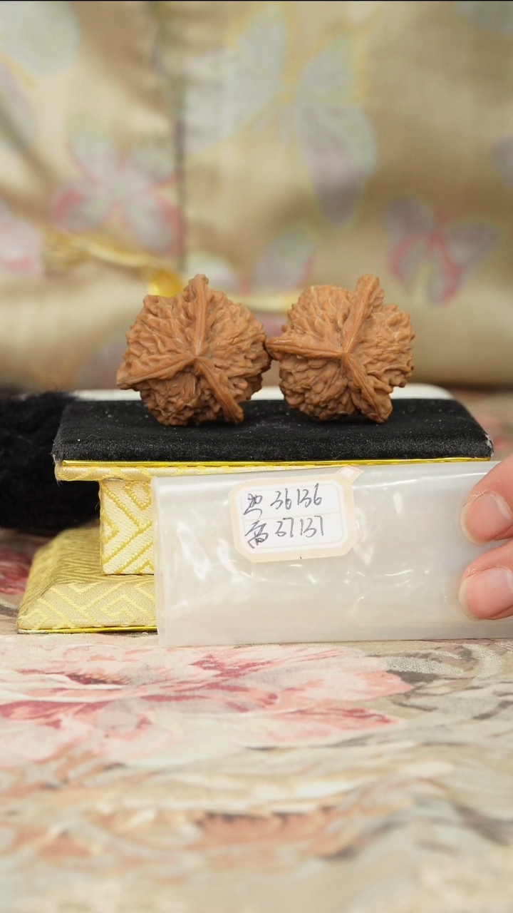 【闪购商品】文玩核桃把件盘山三棱