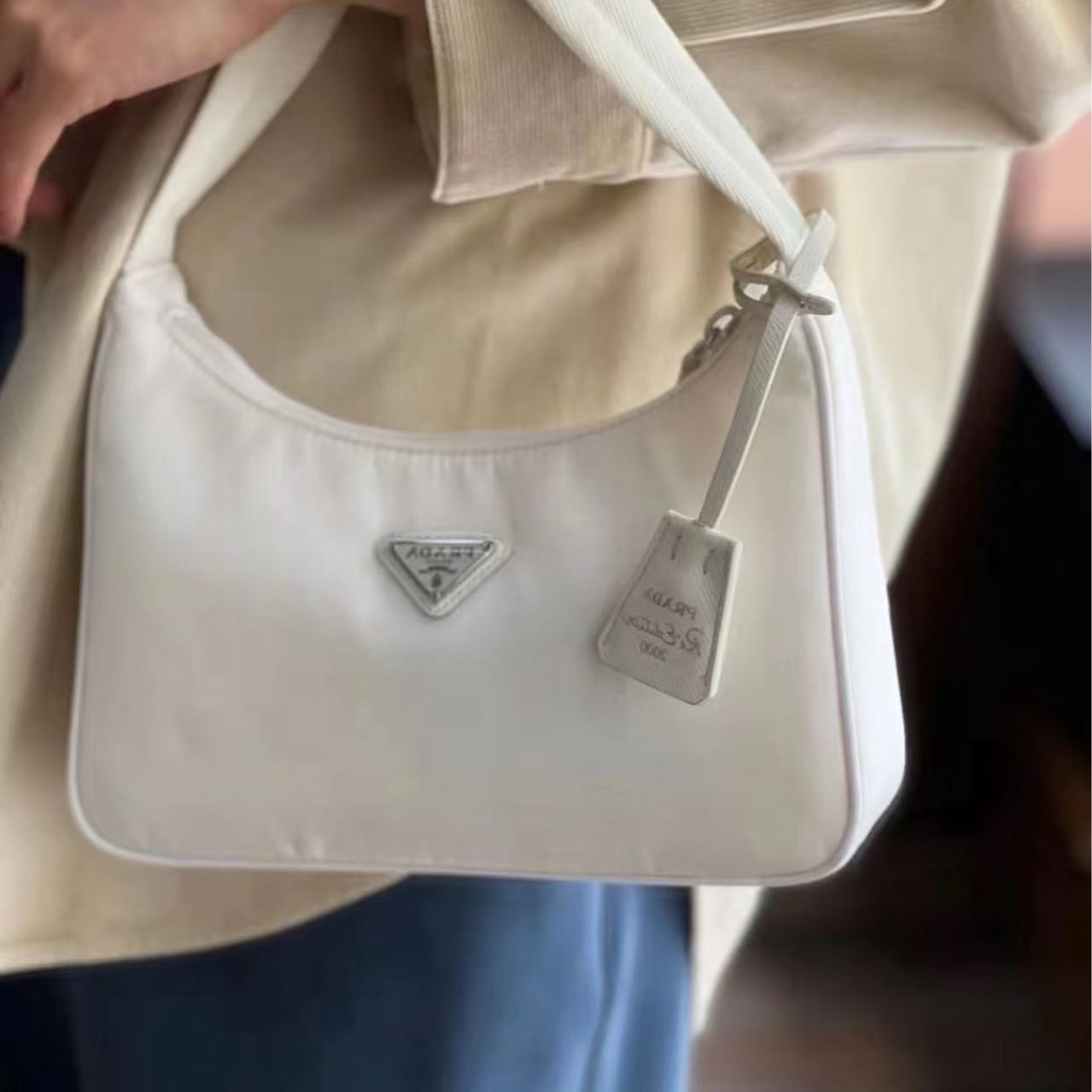 95新 Prada/普拉达 理里奢品/普拉达白色hobo/单肩包