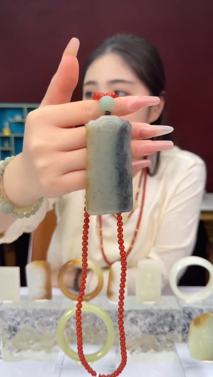 项链未镶嵌和田玉闪购糖三彩玉牌项链