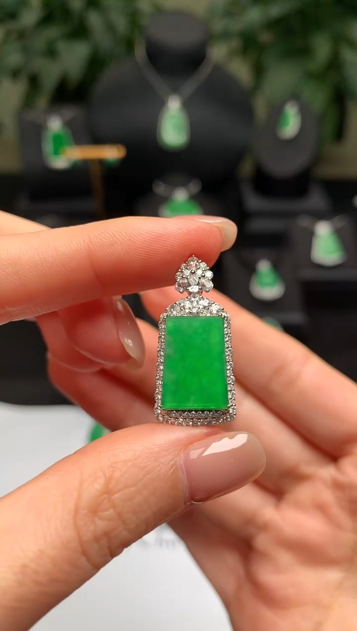 颈饰18K金镶嵌翡翠无事牌