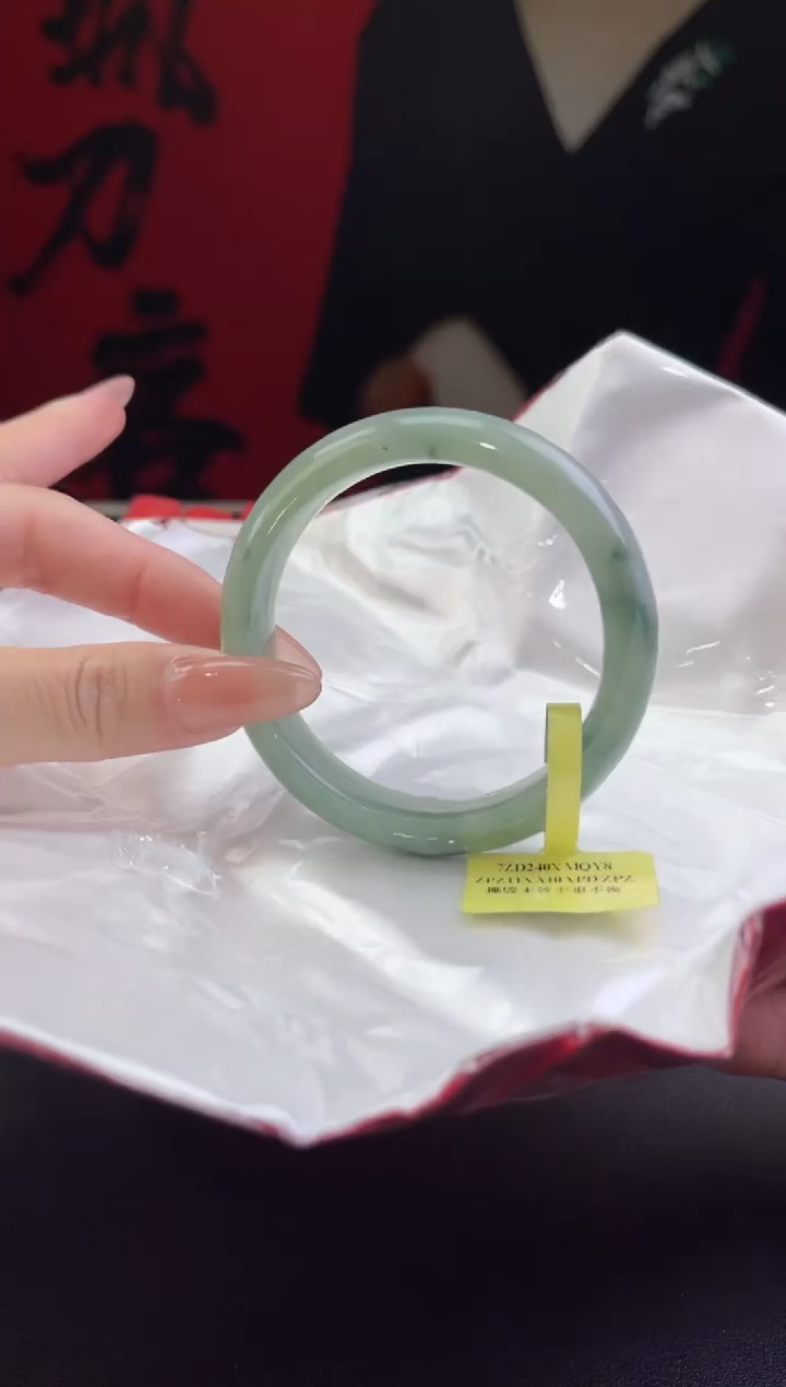 【闪购商品】翡翠手镯未镶嵌2翡翠手镯(微瑕）