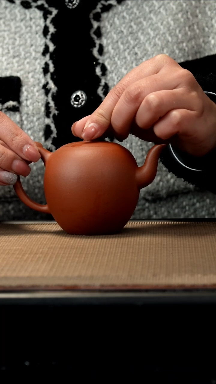 紫砂茶盏红泥卡盖美人肩180CC