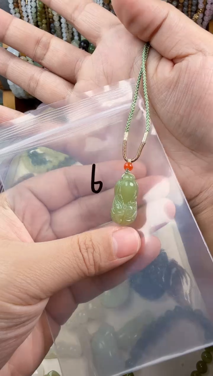 颈饰未镶嵌和田玉白菜