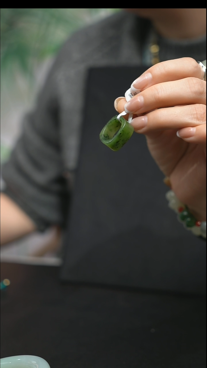 未镶嵌戒指和田玉出****湛未镶嵌 戒指 和田玉 出*湛