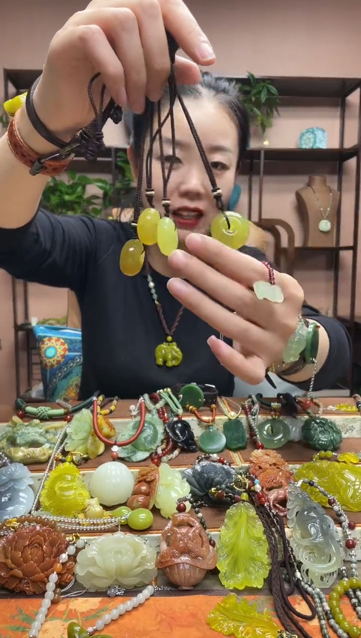 未镶嵌岫玉颈饰多样性发货发其中之一