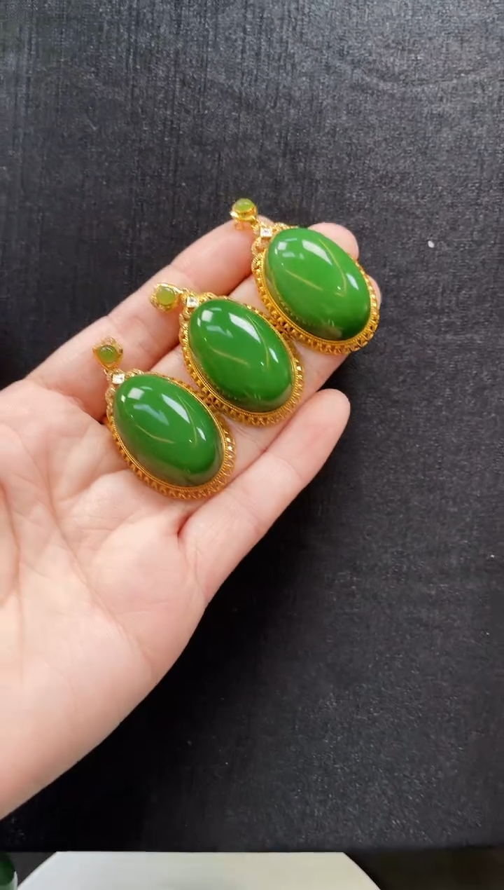 吊坠(赠链)18K金镶嵌和田玉多样性发一