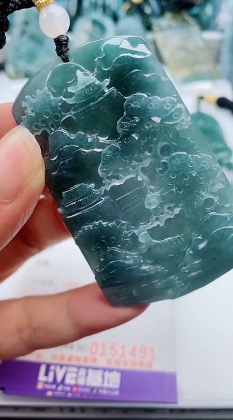 翡翠未镶嵌颈饰              