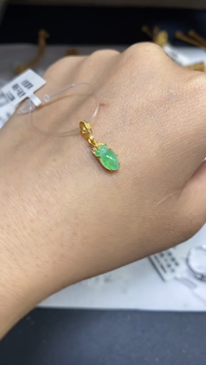 颈饰18K金镶嵌翡翠颈饰 18K金镶嵌 翡翠