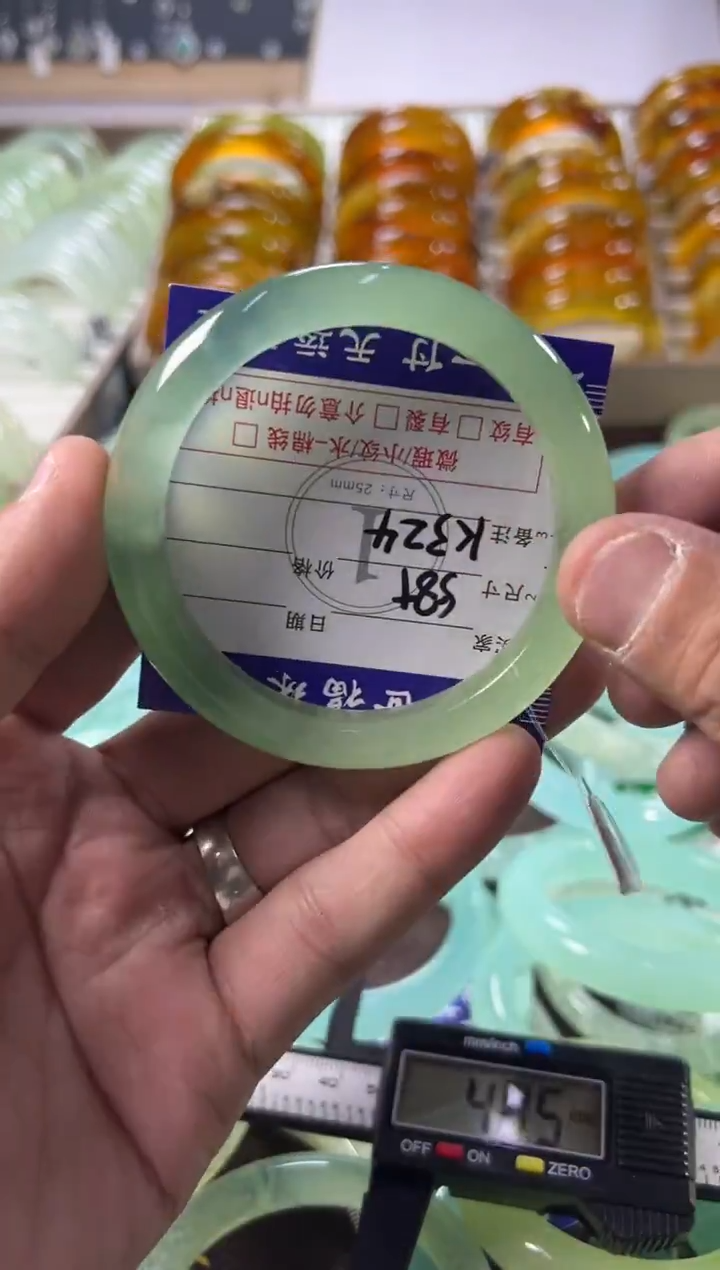 未镶嵌蛇纹石玉手镯1