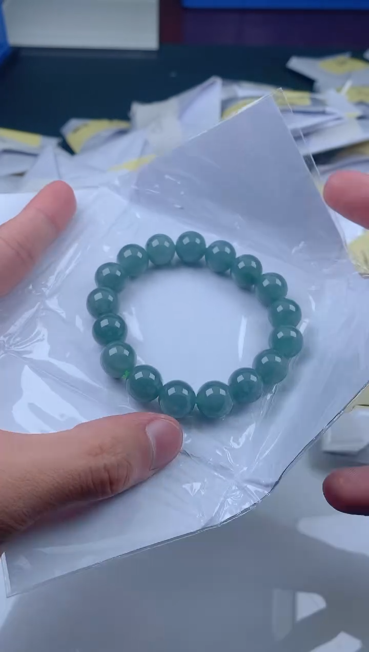 翡翠未镶嵌颈饰          