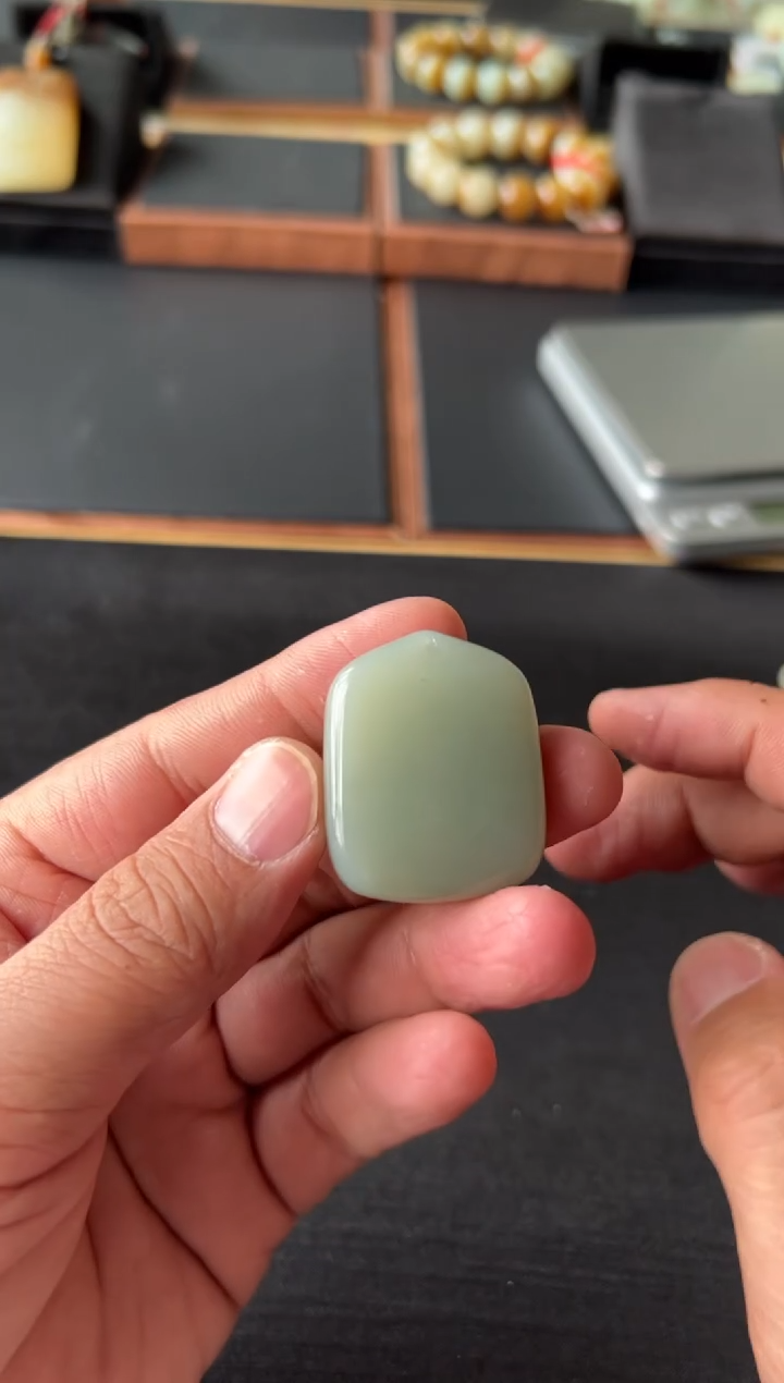 【闪购商品】和田玉吊坠(赠链)未镶嵌且末微色差近矿