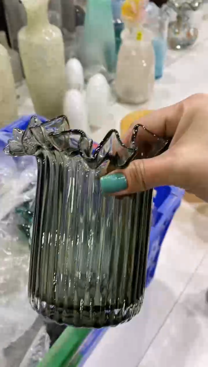 是**呀慕忆家手作琉璃花瓶