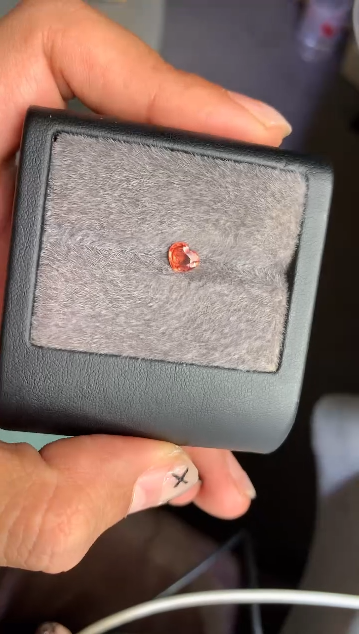 裸石尖晶石心型 橙色调 0.56ct