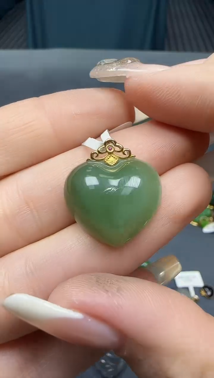 【闪购商品】和田玉挂件18K金镶嵌1