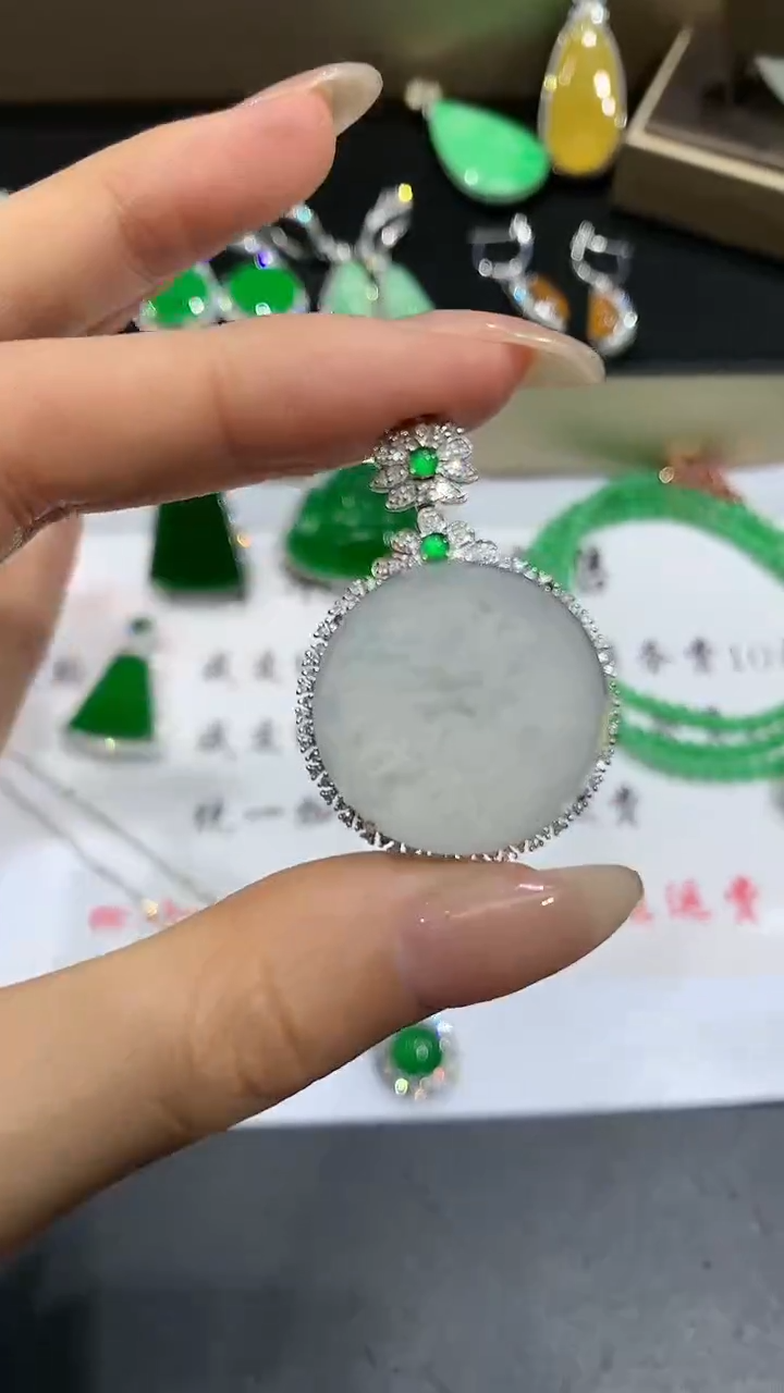【闪购商品】翡翠吊坠(不含链)18K金镶嵌55团购