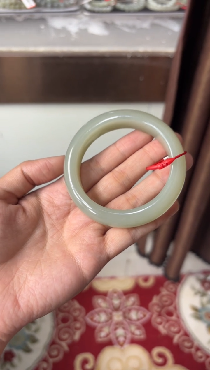 【闪购商品】和田玉手镯未镶嵌且末微色差近矿57+