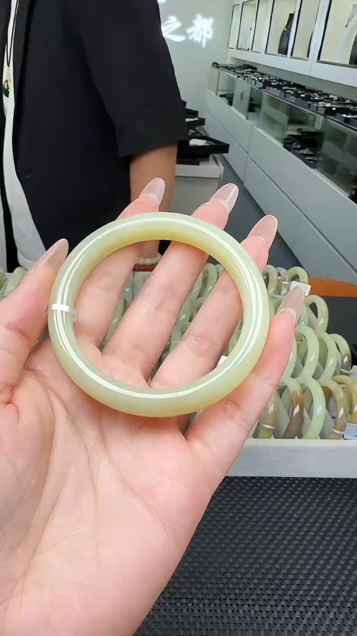 未镶嵌手镯和田玉我****开一支，55圈口，多样性发一