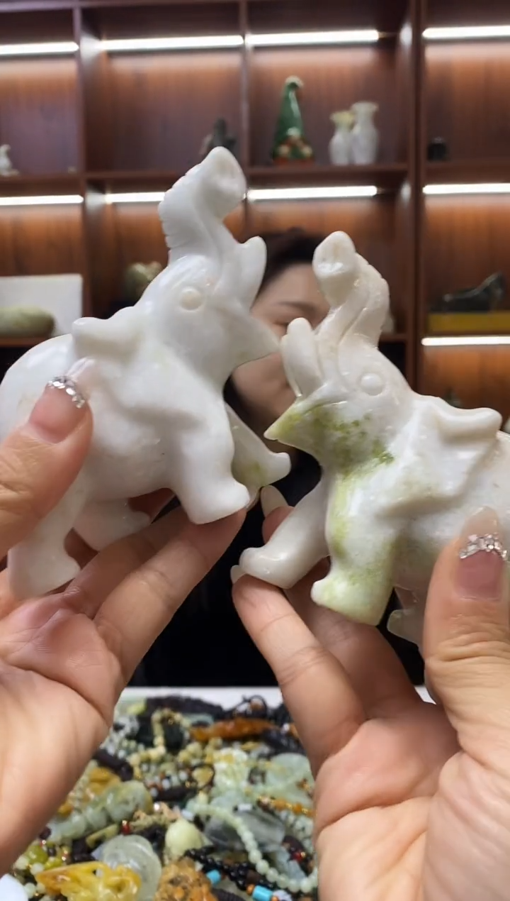 未镶嵌蛇纹石玉摆件一对