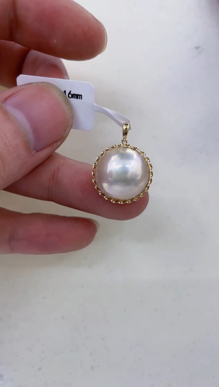 18K金镶嵌颈饰拼合珍珠（马贝珠）  