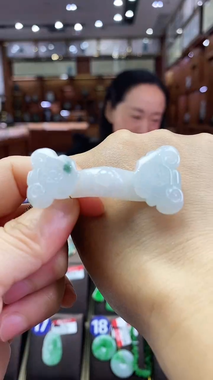 翡翠未镶嵌颈饰如意