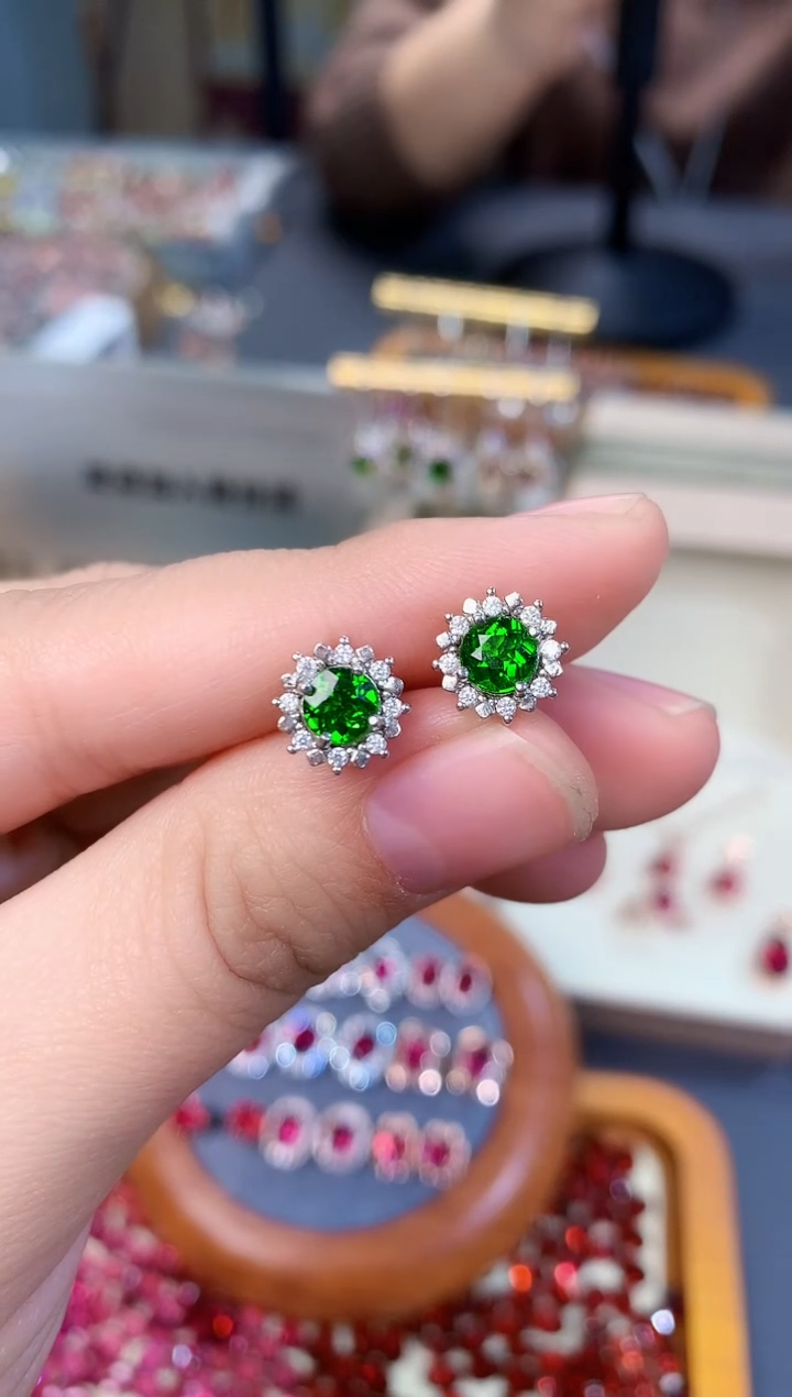 【闪购商品】透辉石耳钉银S925镶嵌天然